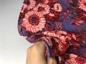 Viscosejersey - romantiske blomster på lilla bund